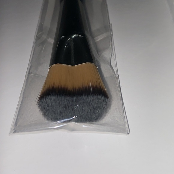 🌷NIB Givenchy heart shape foundation brush - Picture 9 of 9